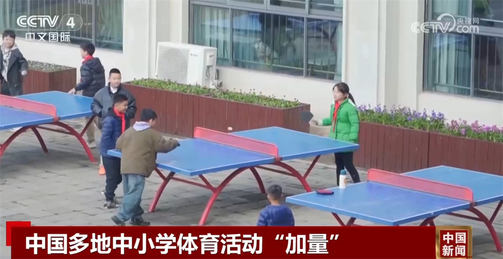 而出